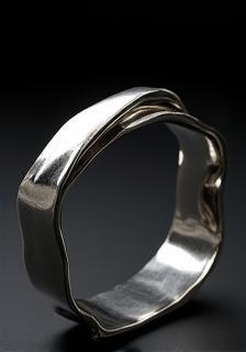 Abstrakt geschmiedete Silber-Manschette